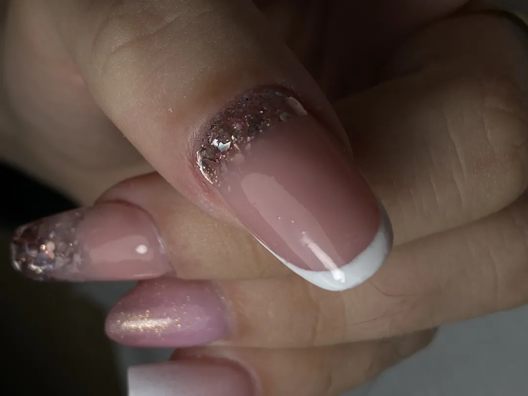 French & paillettes dorées — réalisation d'élève — CM NAILS Bordeaux