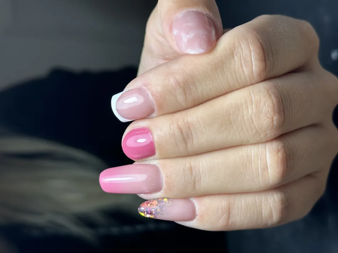 French rose & paillettes — réalisation d'élève — CM NAILS Bordeaux