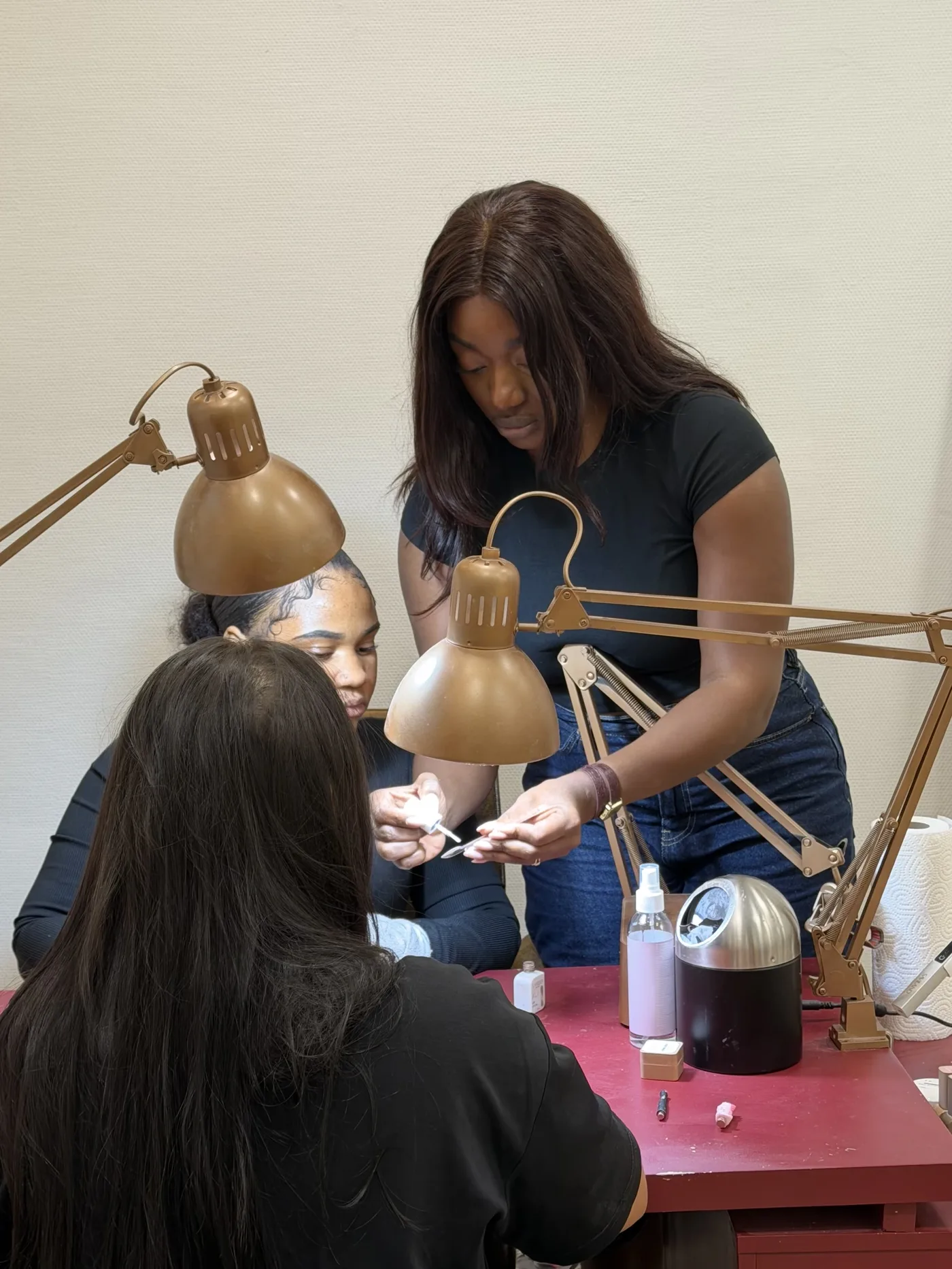 Cyrielle, formatrice, guide le geste d'une élève au salon CM NAILS