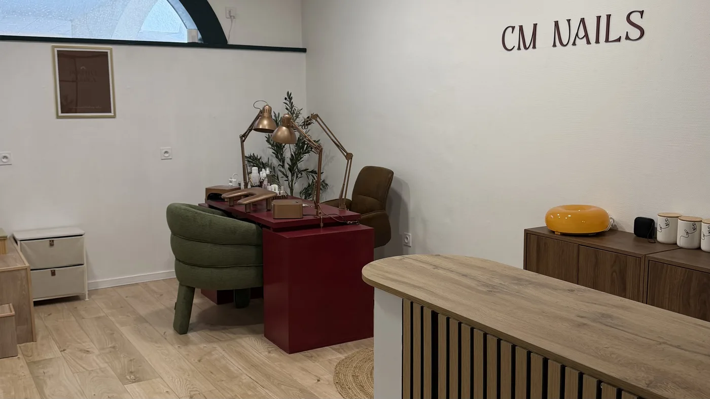Le salon CM NAILS à Bordeaux — poste de travail, fauteuil vert et bureau bordeaux