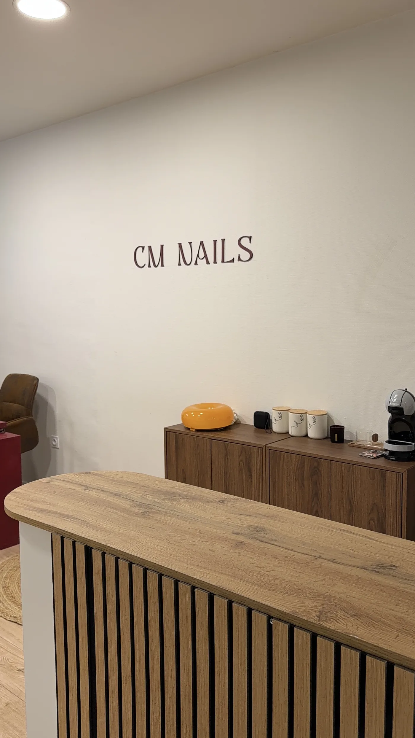 Le comptoir d'accueil en bois — salon CM NAILS Bordeaux