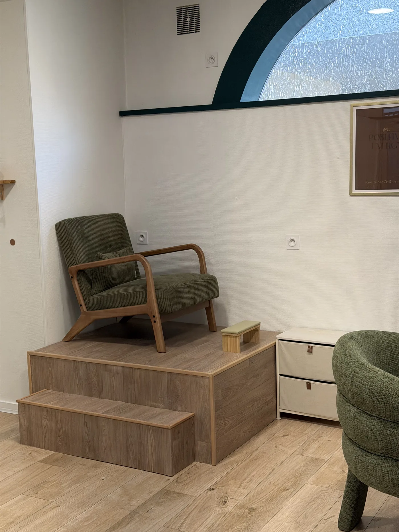 Le coin d'attente, fauteuil et lumière naturelle — salon CM NAILS Bordeaux