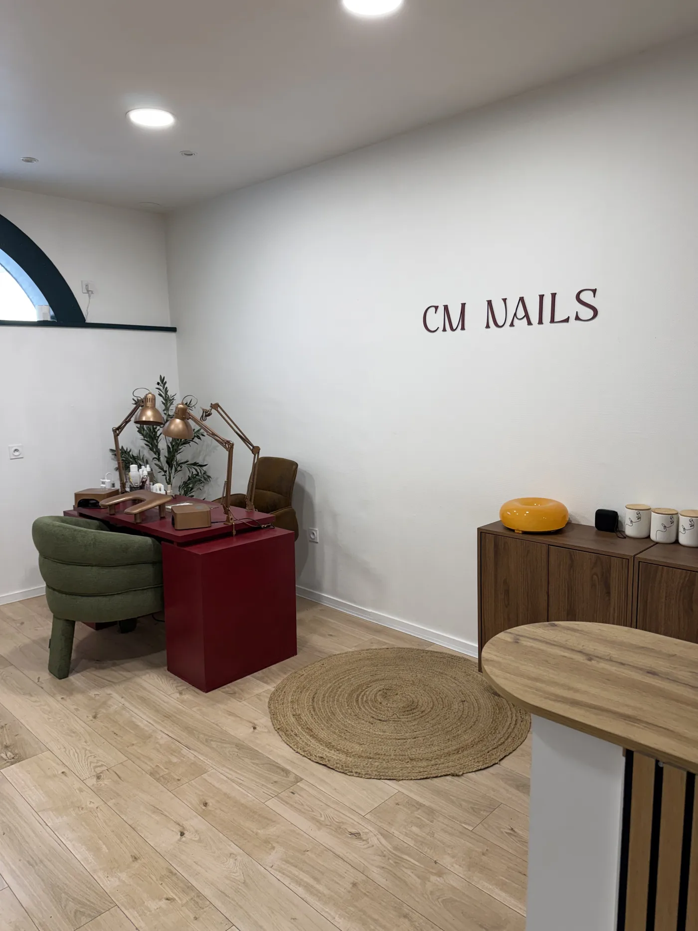 L'espace de pose sous la verrière — salon CM NAILS Bordeaux