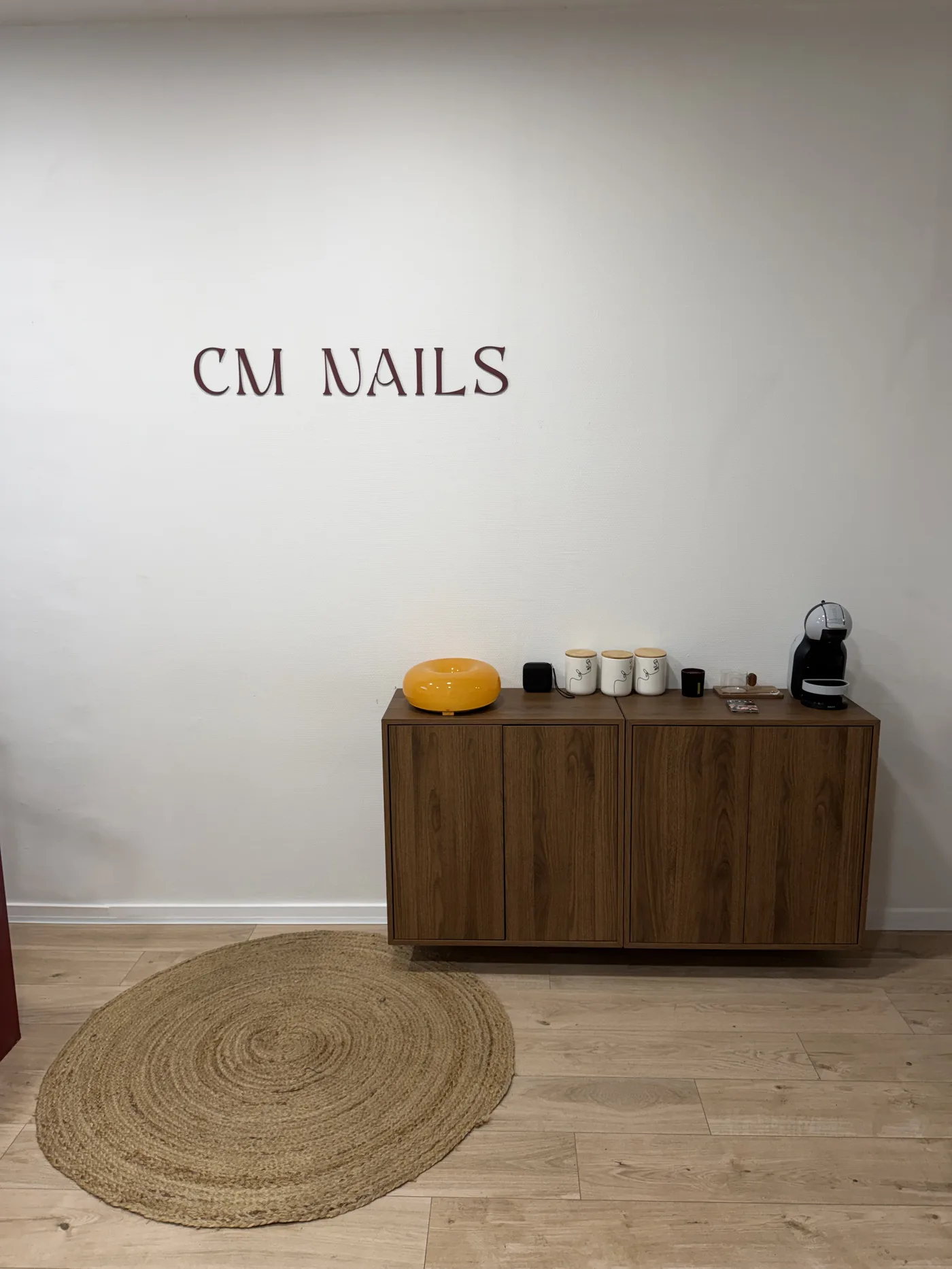 Le mur CM NAILS et la console — salon CM NAILS Bordeaux